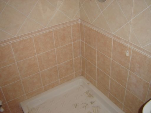 un bagno con box doccia